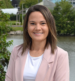 Anna Bucur, Instructor