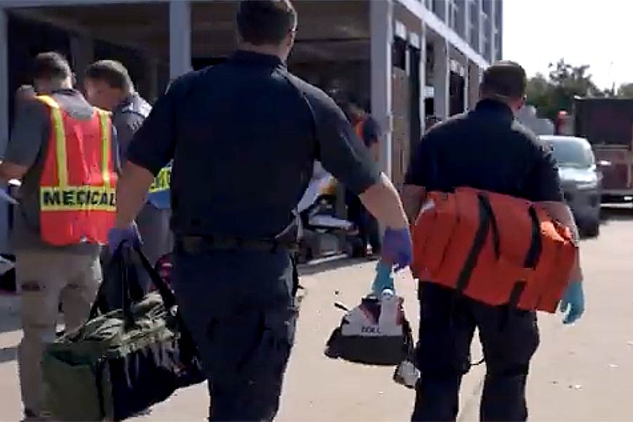 paramedics walking with bags
