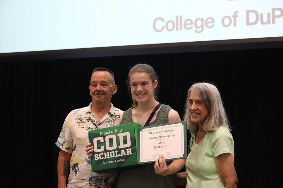 COD student with parents and scholarship.